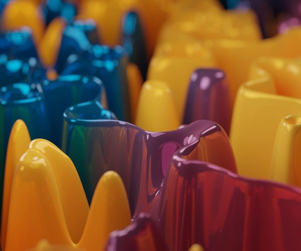 Plásticos de distintos colores en primer plano